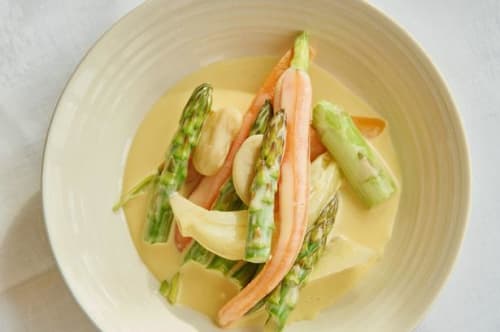 Frikassé på hønsebouillon med smørbønner og sommergrønt
