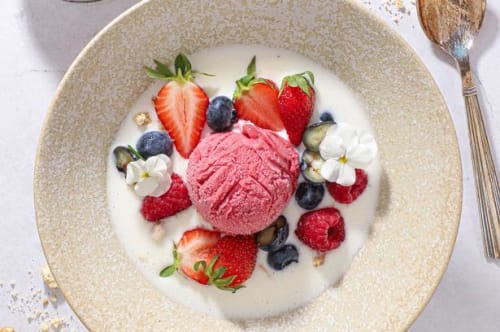 Koldskål med hindbærsorbet og friske bær