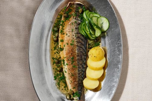 Grillet makrel med nye kartofler, agurkesalat og brunet smør