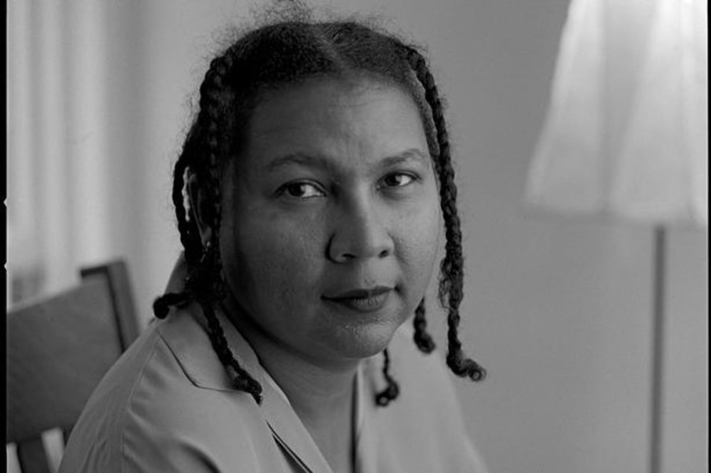 Hun blev døbt Gloria Jean Watkins, men valgte at stave sit forfatternavn bell hooks med små bogstaver for at gøre sit forfatterskab større end sin person. .Foto: Karjean Levine/Getty Images