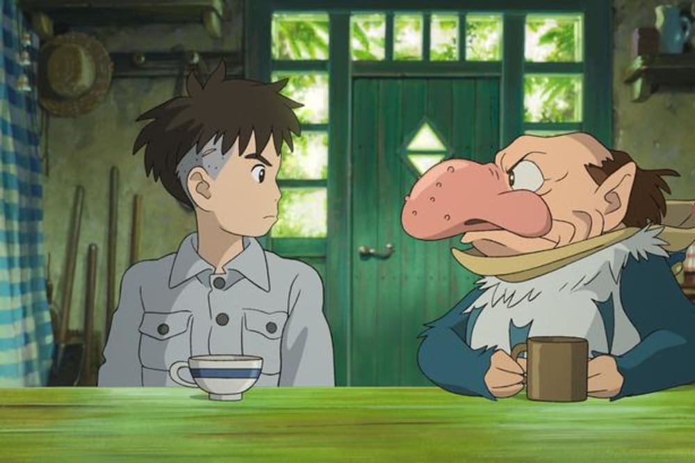 Hejremanden (th.) er en typisk figur fra Hayao Miyazakis animistiske natursyn, hvor naturen er en ven og en trussel på samme tid. Mahito (tv.) er først bange for ham, så irriteret og altid på vagt over for ham, selv om han udvikler sig til lidt af et klovnet sidekick, der sikrer den humoristiske energi, som findes i mange mesterlige Miyazaki-film. .Foto: Camera Film