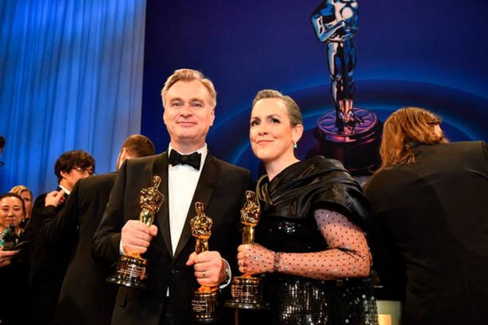 Christopher Nolan og Emma Thomas kunne glæde sig over flere statuetter for deres film 'Oppenheimer'.Foto: Valerie Macon/Ritzau Scanpix