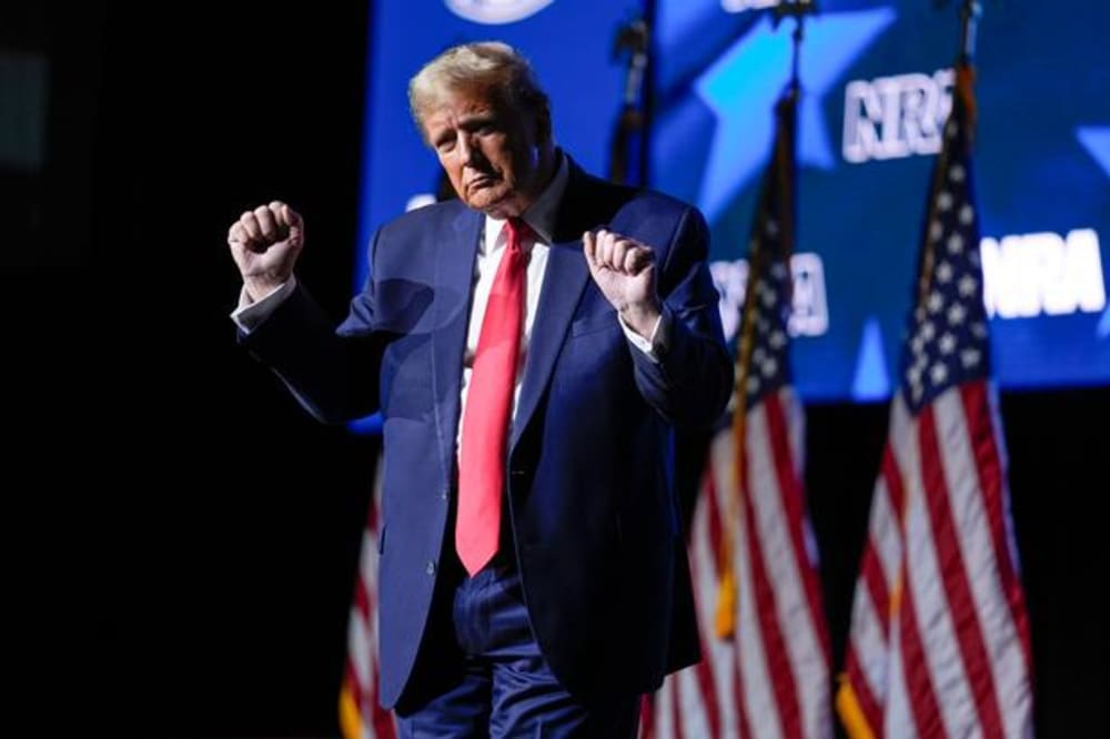Den republikanske præsidentkandidat Donald Trump danser efter at have talt ved National Rifle Association's Presidential Forum i Harrisburg, Pennsylvania .Foto: Matt Rourke/Ritzau Scanpix