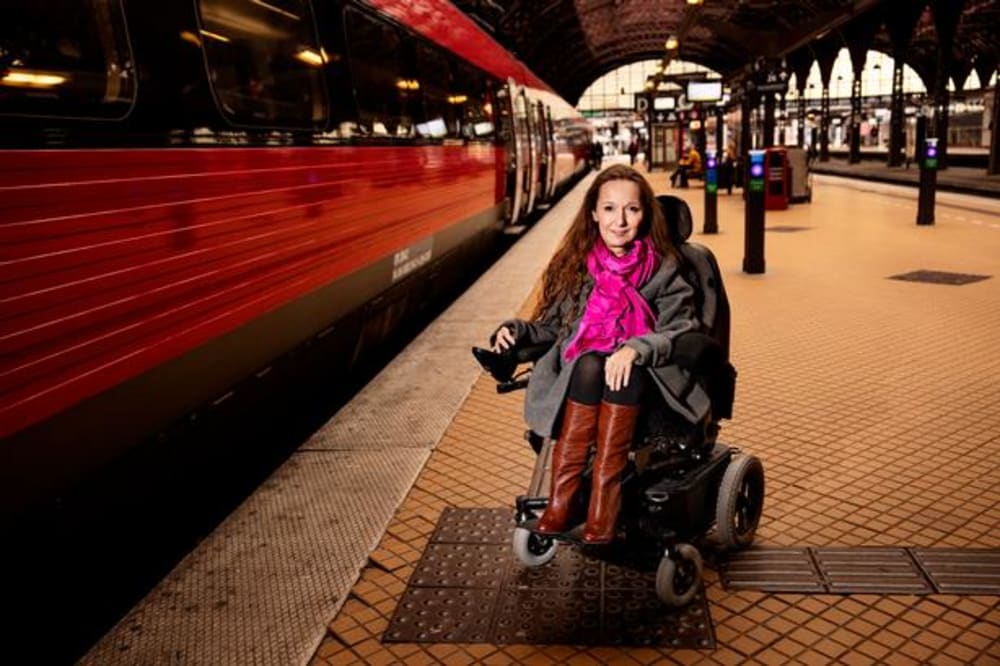I Danmark passer togenes højde ikke sammen med perronernes, så kommer man i kørestol, kræver det ekstra hjælp. .Foto: Jacob Ehrbahn