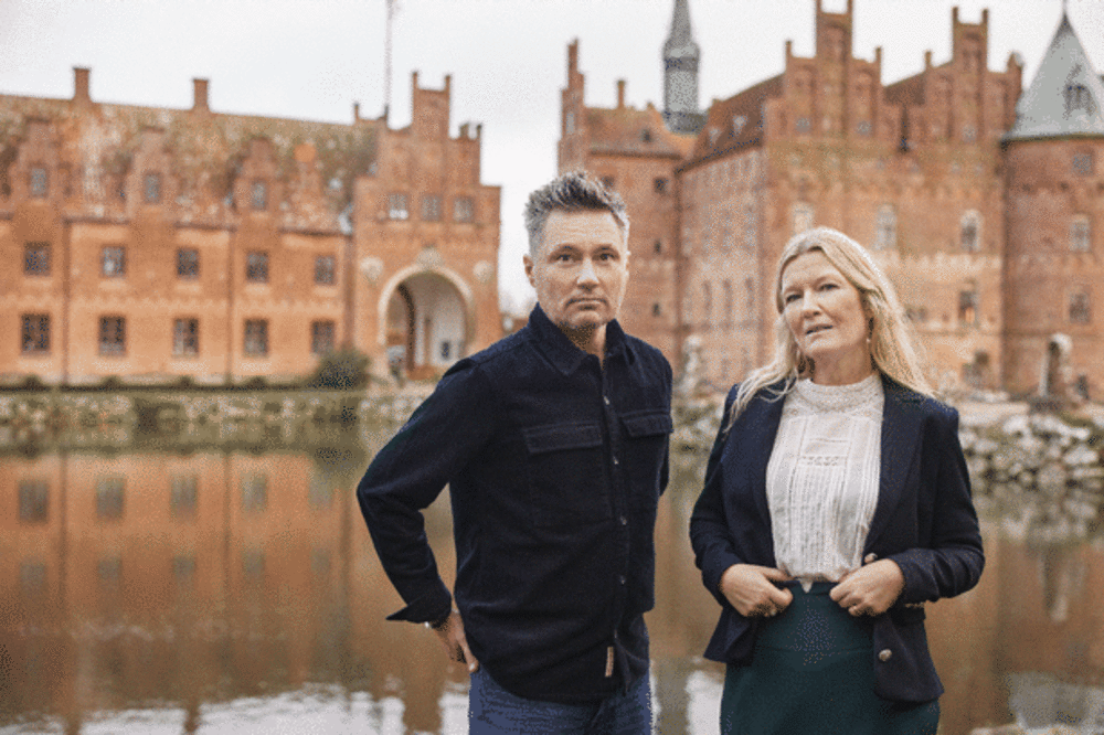 Thomas Rydahl og Anne-Grethe Bjarup Riis blev inviteret til at forløse en idé og fik derefter frie hænder. Egeskov Slot var deres givne ramme for det stort anlagte serie-projekt.Foto: Ditte Capion