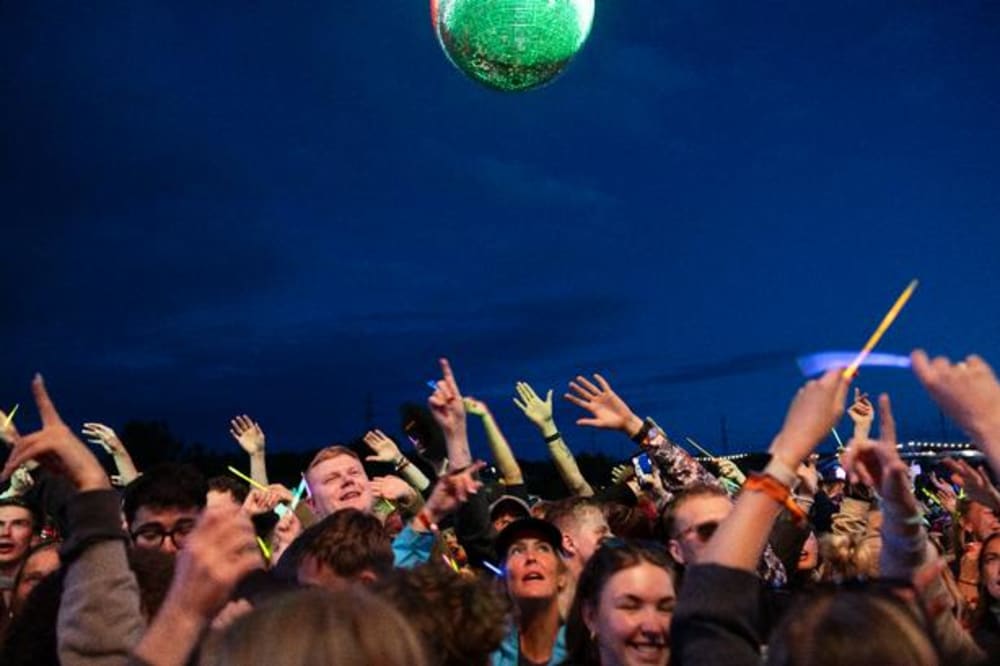 Hvor mange hurtigbriller? Hvor mange cowboystøvler? Hvor mange ølbonger? Ibyen serverer data fra Roskilde-smatten.Foto: Thomas Borberg