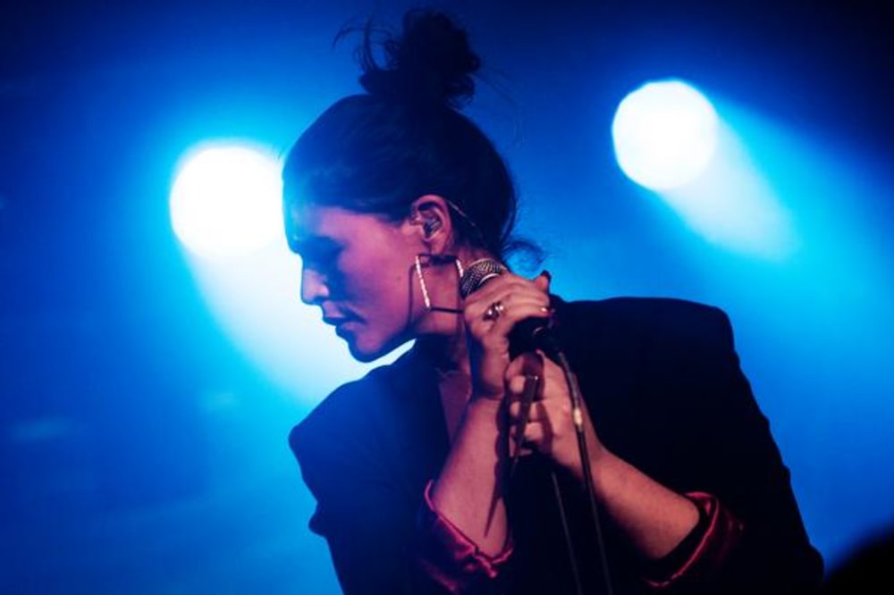 Hvis man helst er fri for ung, dansk ølbong-rap, er det en god idé at kigge forbi scenen Arena, når discodronningen Jessie Ware spiller.Foto: Simon Fals