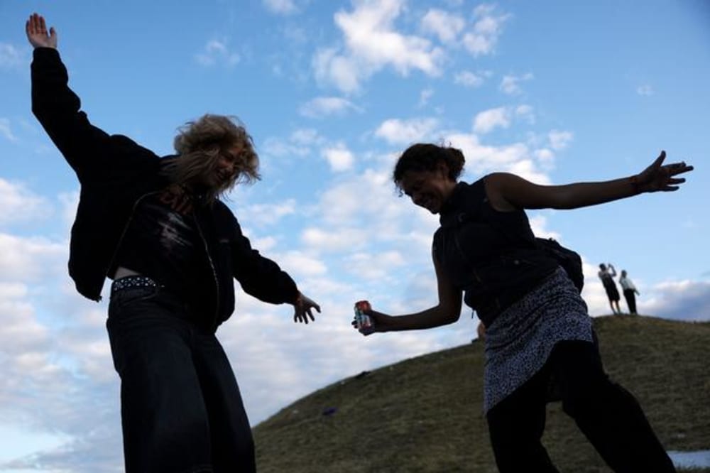 Folk danser. Formentlig i forventning om Politikens fortsatte dækning af Roskilde .Foto: Thomas Borberg