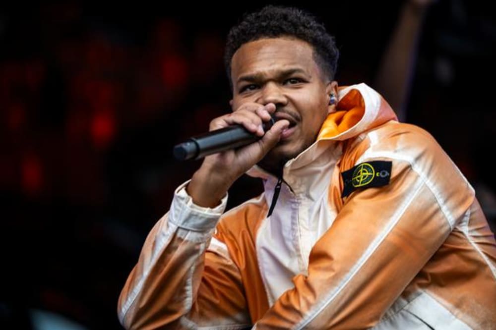 Han kan gå på vandet lige nu, hele vejen til toppen af hitlisterne, og han gør det med en tilbagelænet ro og et overskud, han tog med sig op på Orange Scene.Foto: Emil Bay