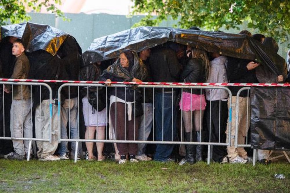 6,7​ millimeter regn de seneste 24 timer på Roskilde. »Jeg havde ellers klædt mig ud som endagsbillet«, udtaler person med glitter på øjenlågene.Foto: Thomas Borberg