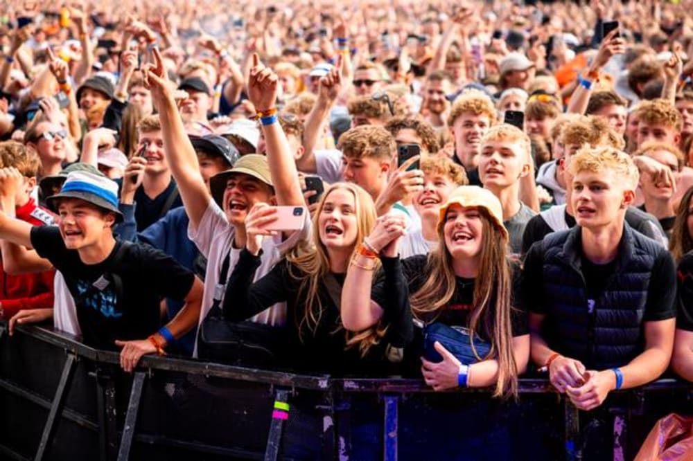 Folk jubler, fordi de ved, at der er meget mere Roskilde-dækning på vej fra Politiken. .Foto: Emil Bay