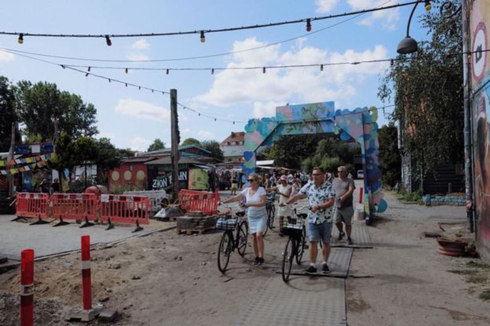  Butikkerne på Christiania har svært ved at få det til at løbe rundt, og selv Månefiskeren er bange for at skulle lukke. Københavnerne holder sig væk, mens kun turister driver gennem gaderne.Foto: Nichlas Pollier