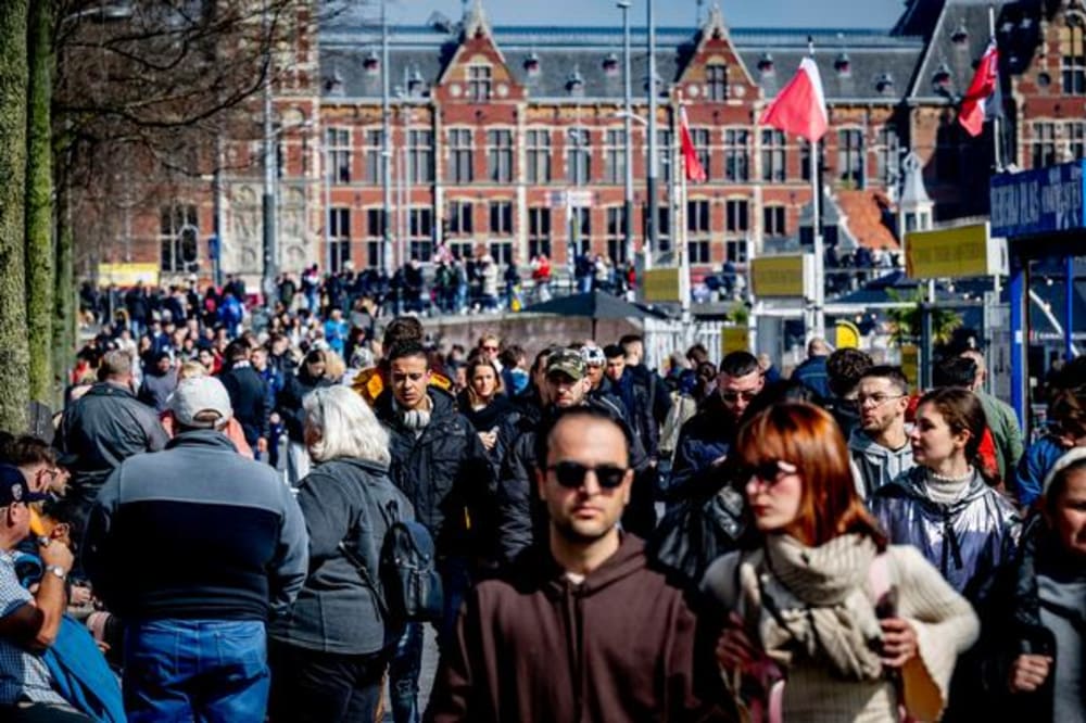 Først klappede de i hænderne, men nu er byens indbyggere trætte af turister, der tisser i kanalerne