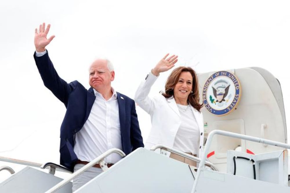 USA's vicepræsident og demokratiske præsidentkandidat Kamala Harris og hendes vicepræsidentkandidat Tim Walz vinker, da de går om bord på Air Force Two. Kamala Harris gav i nat sit første interview siden hun blev nomineret til præsidentkandidat.Foto: Kamil Krzaczynski/Ritzau Scanpix