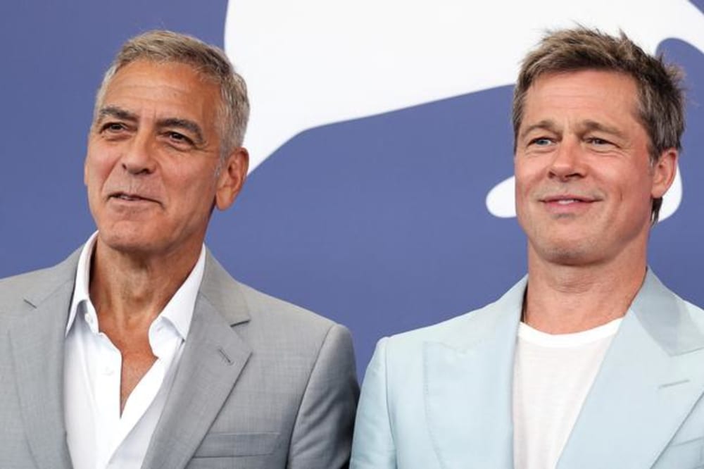  Brad Pitt og George Clooney poserer før premieren på 'Wolfs'.Foto: Louisa Gouliamaki/Ritzau Scanpix