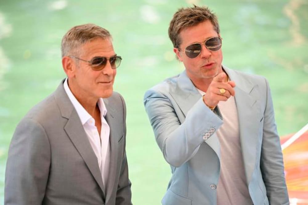 George Clooney og Brad Pitt ankommer til filmfestivalen på Lidi i Venedig, hvor deres film 'Wolfs' har verdenspremiere.Foto: Marco Bertorello/Ritzau Scanpix