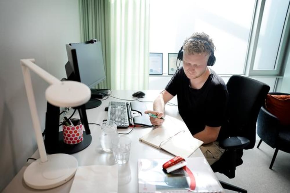 Christoffer Borup er psykolog i Red Barnets SletDet Rådgivning, der hvert år modtager knap 2.000 henvendelser om digitale krænkelser. Henvendelserne kommer fra både børn, unge, forældre og fagpersoner.Foto: Jens Dresling