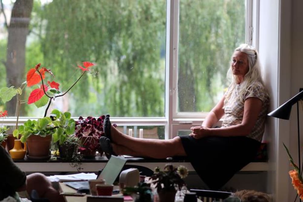 Tina Saaby og kæresten har udsigt til årstidernes skiften i træerne lige uden for deres 63-kvadratmeter store lejlighed i Vestersøhus i København. »Det ser fantastisk ud, når det blæser i piletræerne«, siger den tidligere stadsarkitekt.Foto: Anne Rumland Østbygaard