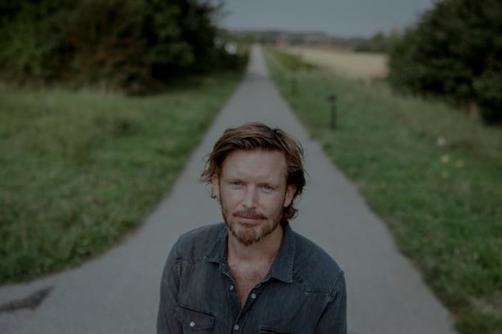 Mange superhelte har telepatiske evner. I Jobs Bog læser Gud menneskenes tanker. Om lidt kan kunstig intelligens måske også læse vores. Det kan sagtens være, at det er en god idé, siger Anders Søgaard. Men man skal vide, hvilket problem teknologien skal løse, før man ruller den ud. .Foto: Christian Falck Wolff