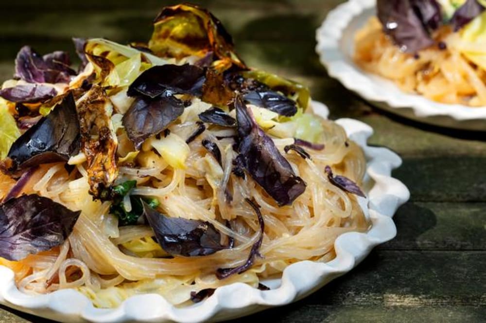Nudler med tahin-chili-dressing, stegt spidskål og bladbede 