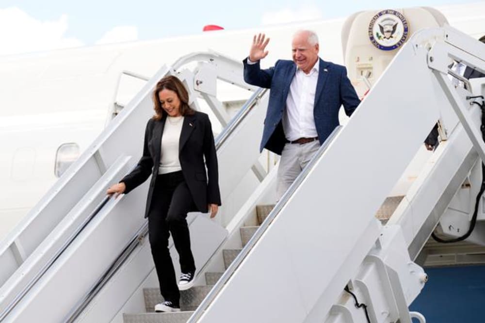 Her ankommer den demokratiske præsidentkandidat, Kamala Harris, og vicepræsidentkandidat, Tim Walz, til Savannah, Georgia, i slutningen af august. Bemærk hendes fodtøj. .Foto: Jacquelyn Martin/Ritzau Scanpix