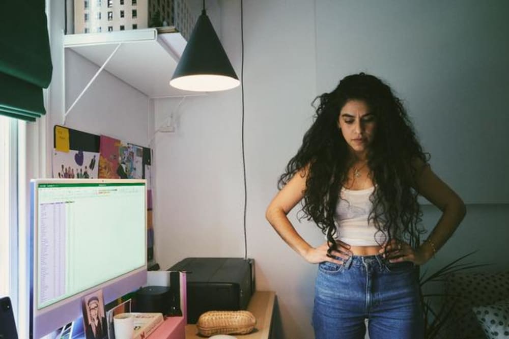 Den britisk-irakiske datajournalist og kunstner Mona Chalabi er kendt for sine simple, let provokerende og humoristiske datavisualiseringer. Men siden 7. oktober 2023 har hendes liv og journalistik forandret sig markant. .Foto: Tamibé Bourdanné