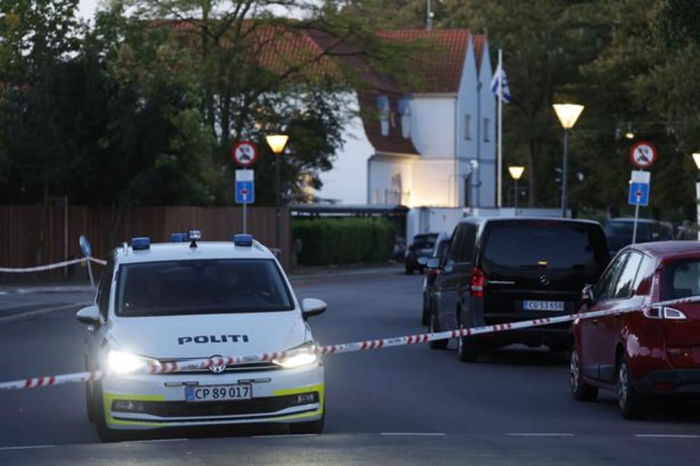 En politipatrulje er parkeret ved den israelske ambassade.Foto: Jens Dresling