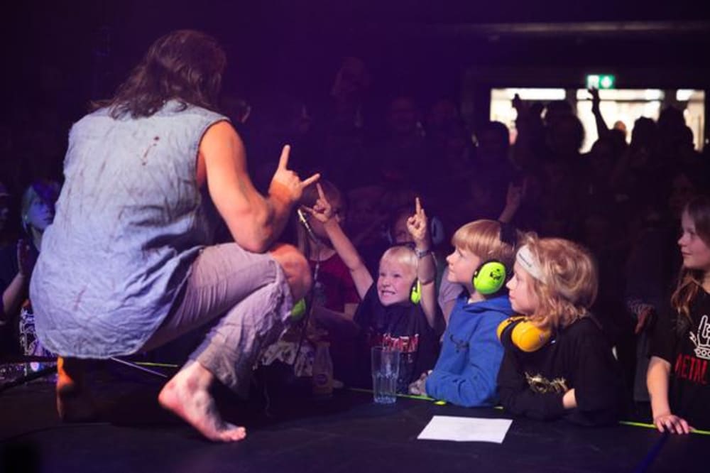 Forsangeren i Trold, Jarden Schlesinger, har et moment med en purung fan på forreste række.Foto: Cecilie Rolvung