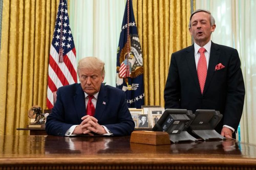 Den succesrige evangeliske prædikant Robert Jeffress var religiøs rådgiver for Donald Trump, da han var præsident, og han er stadig en af Trumps vigtige støtter.Foto: Evan Vucci/Ritzau Scanpix