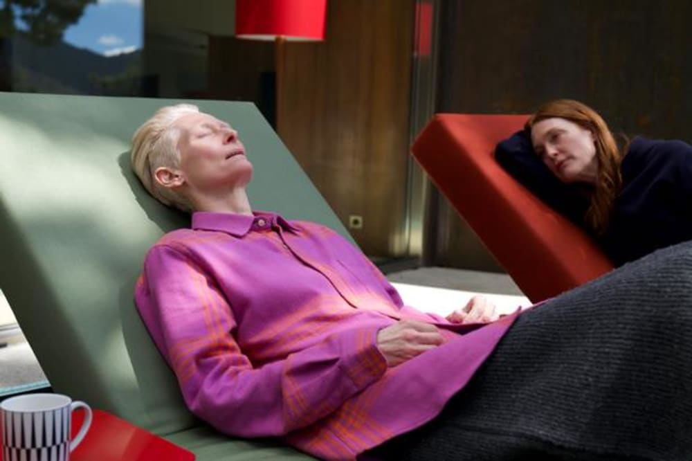 Tilda Swinton spiller den kræftsyge Martha, mens Julianne Moore indtager rollen som hendes veninde, der skal yde passiv dødshjælp. Foto: WBEI.Foto: WBEI