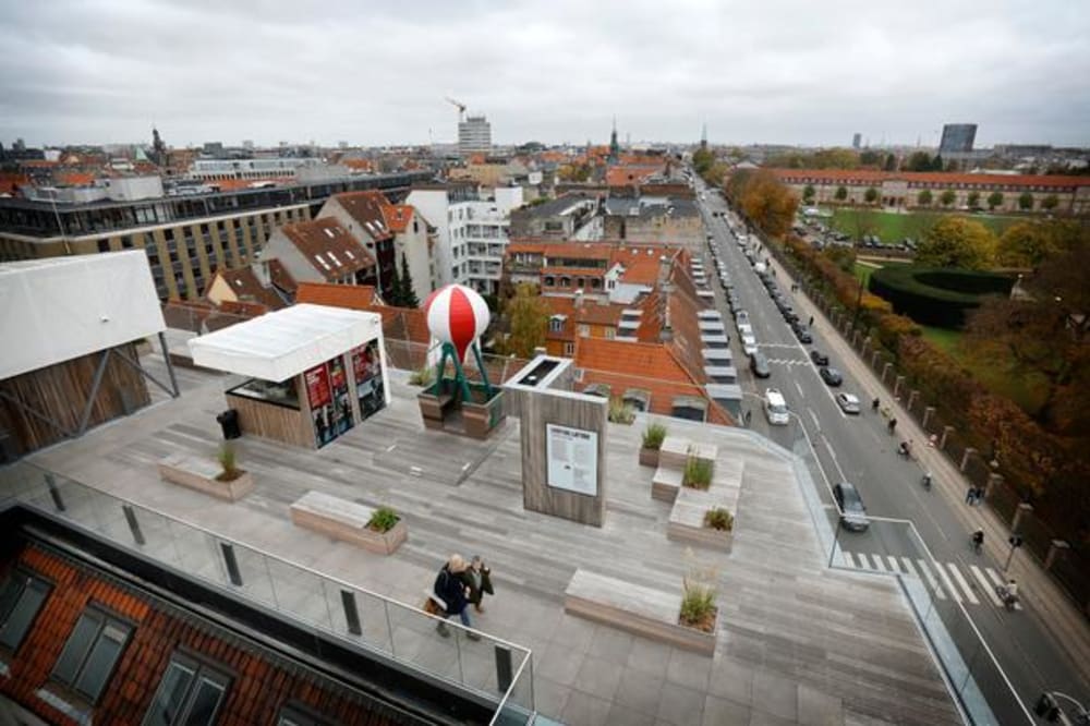 Filmtaget midt i København har en vild udsigt, ikke mindst over Kongens Have. Men prisen har været høj.Foto: Jens Dresling