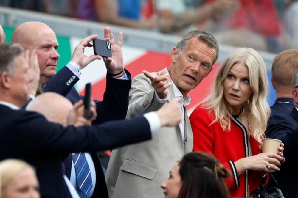 Under EM i fodbold i sommer overværede Helle Thorning-Schmidt Danmarks kamp mod England i selskab med DBU-direktør Erik Brøgger Rasmussen og folketingsformand Søren Gade.Foto: Jens Dresling