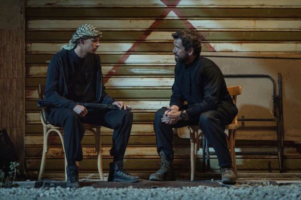 Albert Rudbeck Lindhardt og Nikolaj Lie Kaas som søn og far i, hvad der kan minde om en teaterscene i en film, hvis styrke er dens vekslen mellem realisme og æstetisk iscenesættelse. .Foto: Martin Dam Kristensen/Scanbox