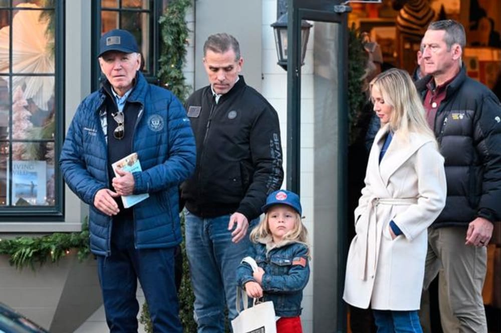 Biden fortæller, at han traf beslutningen om at underskrive benådningen af Hunter Biden i weekenden, hvor familien var samlet til middag i forbindelse med højtiden Thanksgiving. Her ses de i Nantucket, Massachusetts, under Thanksgiving-ferien.Foto: Mandel Ngan/Ritzau Scanpix