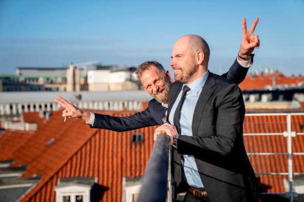 V-tegnet på billedet må have frosset sig fast på nethinden hos alle fyrede medarbejdere
