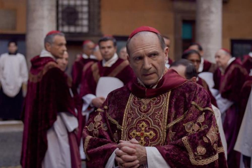 Ralph Fiennes omgivet af kardinaler i en film, hvor han som modvillig detektiv både skal granske de andres og sine egne motiver i kapløbet om pavestolen. Foto: SF Film.Foto: SF Film