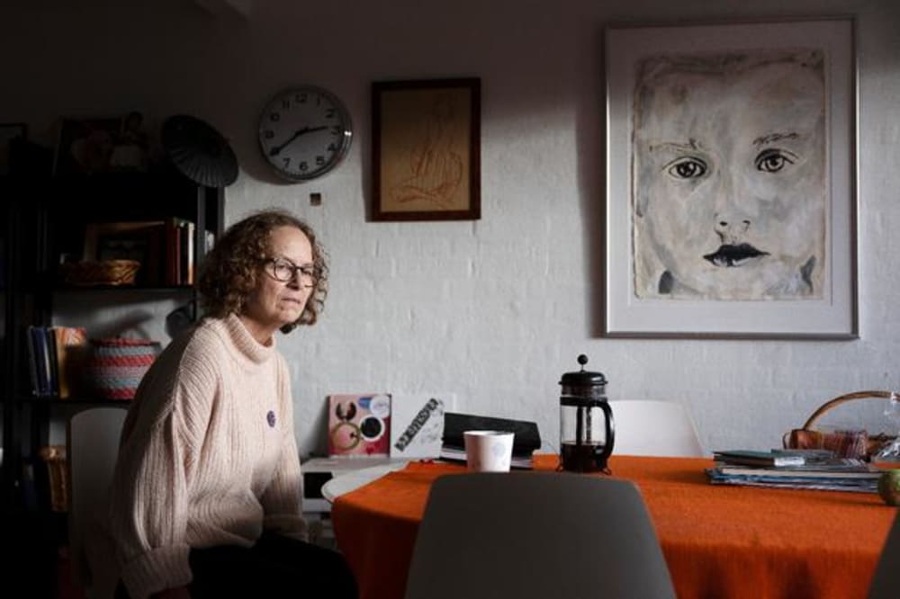 Indimellem bliver Pia Knudsen overmandet af en følelse af ensomhed. Der er dage, hvor hun derfor foretrækker at blive liggende i sengen. Ellers kører fjernsynet det meste af tiden og skaber lidt liv i stuen. .Foto: Thomas Borberg