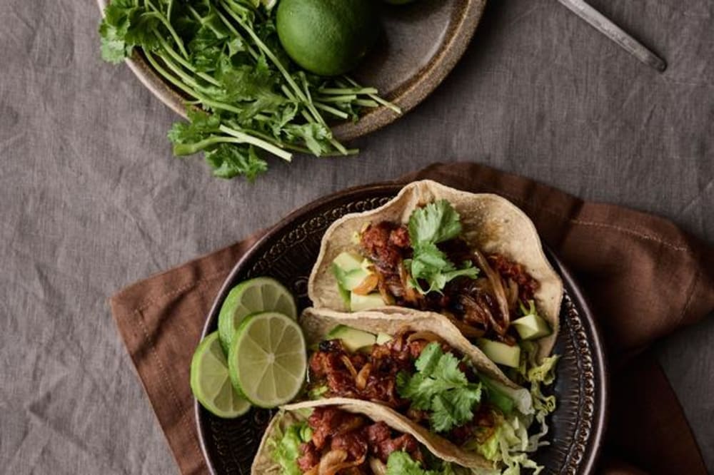 Tacos med chorizo, bløde løg og crema