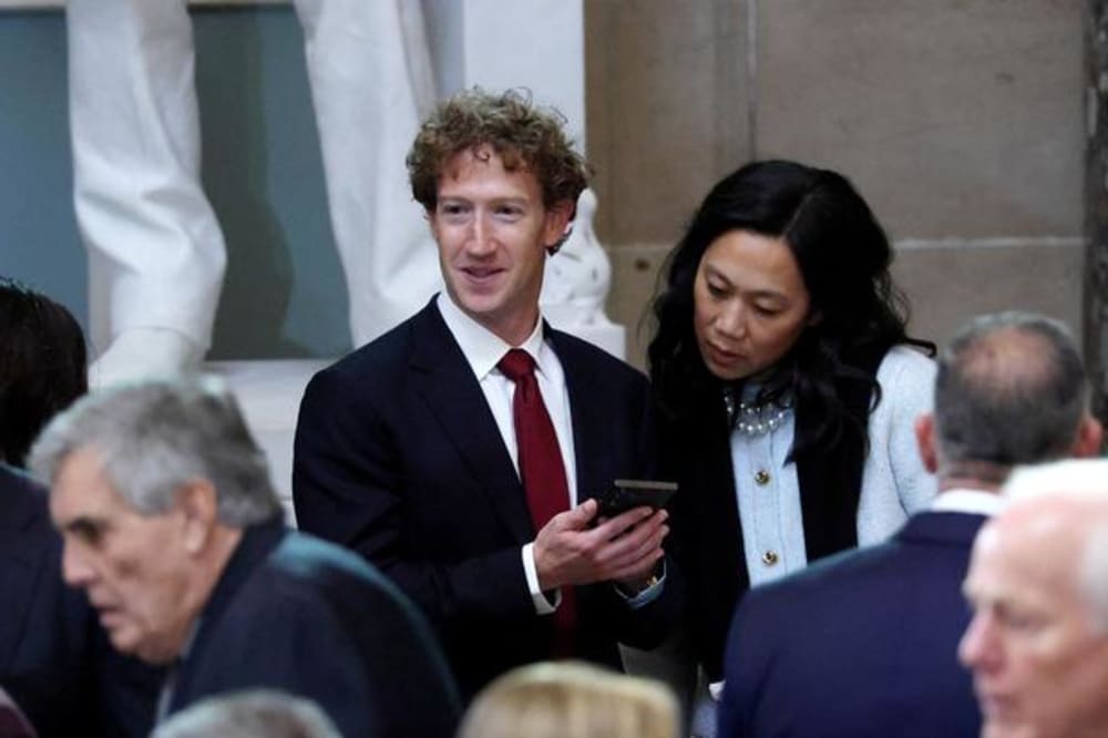 Mark Zuckerberg deltog sammen med hustruen Priscilla Chan i indsættelsesceremonien for Donald Trump tidligere på måneden.Foto: Evelyn Hockstein/Ritzau Scanpix