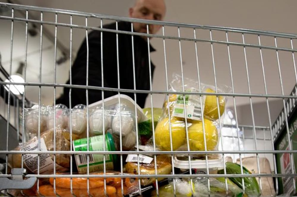 Grønt er den vare, som forbrugerne oftest vælger i en økologisk variant. Supermarkeder har indimellem rabat på alle økovarer som her, hvor Bent Roldgaard køber ind.Foto: Finn Frandsen