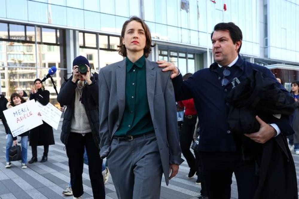 Adèle Haenel forlader retten efter mandagens dom.Foto: Abdul Saboor/Ritzau Scanpix