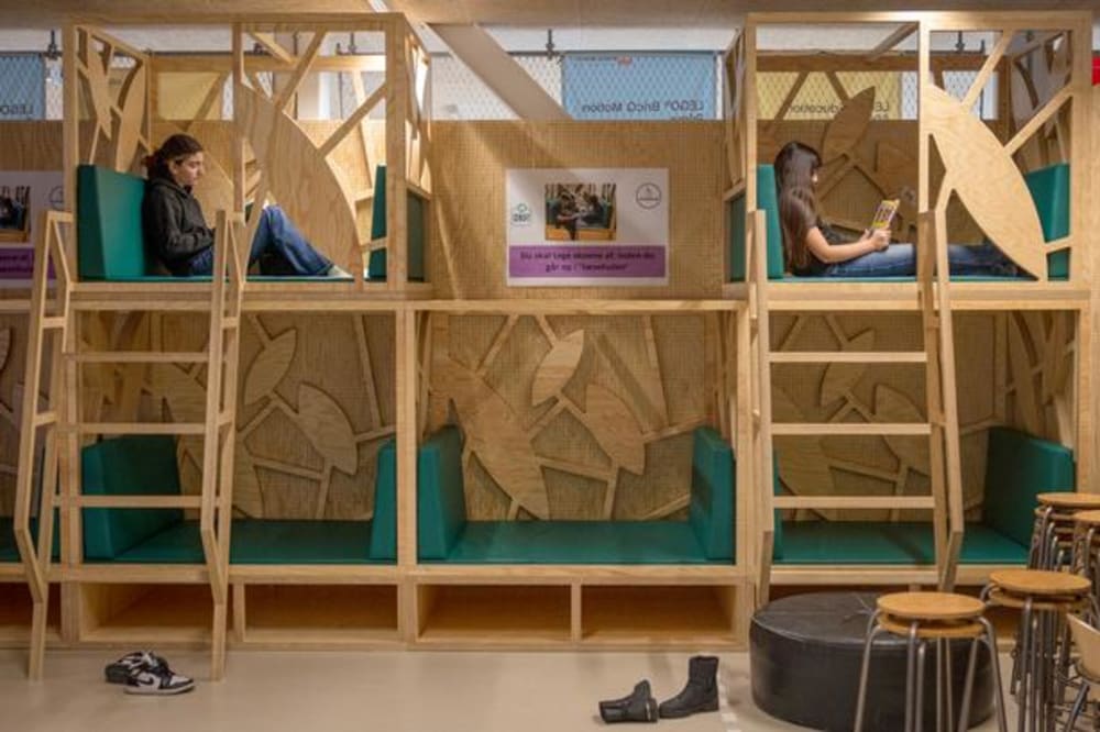 Skolebiblioteket i Læringshuset Nærheden er blandt andet indrettet med læsehuler, hvor man kan sidde og fordybe sig i en bog eller være flere, der dykker ned i den sammen. .Foto: Miriam Dalsgaard