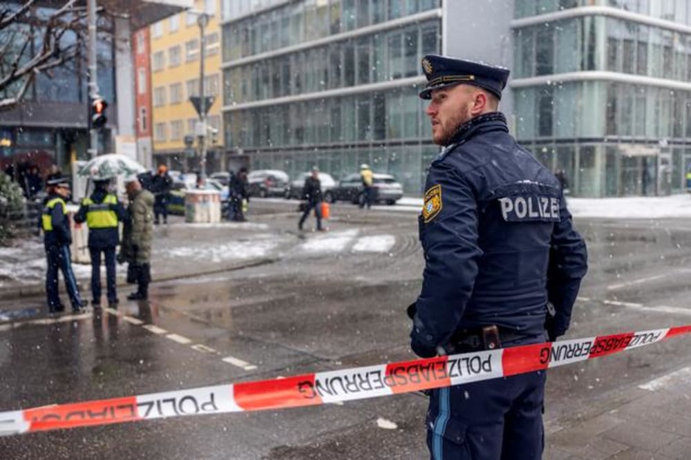 Torsdag i sidste uge torpederede en afghansk asylansøger en menneskemængde i det centrale München med sin bil. Op mod 40 mennesker blev såret, og en mor og hendes toårige datter døde.Foto: Nicolai West