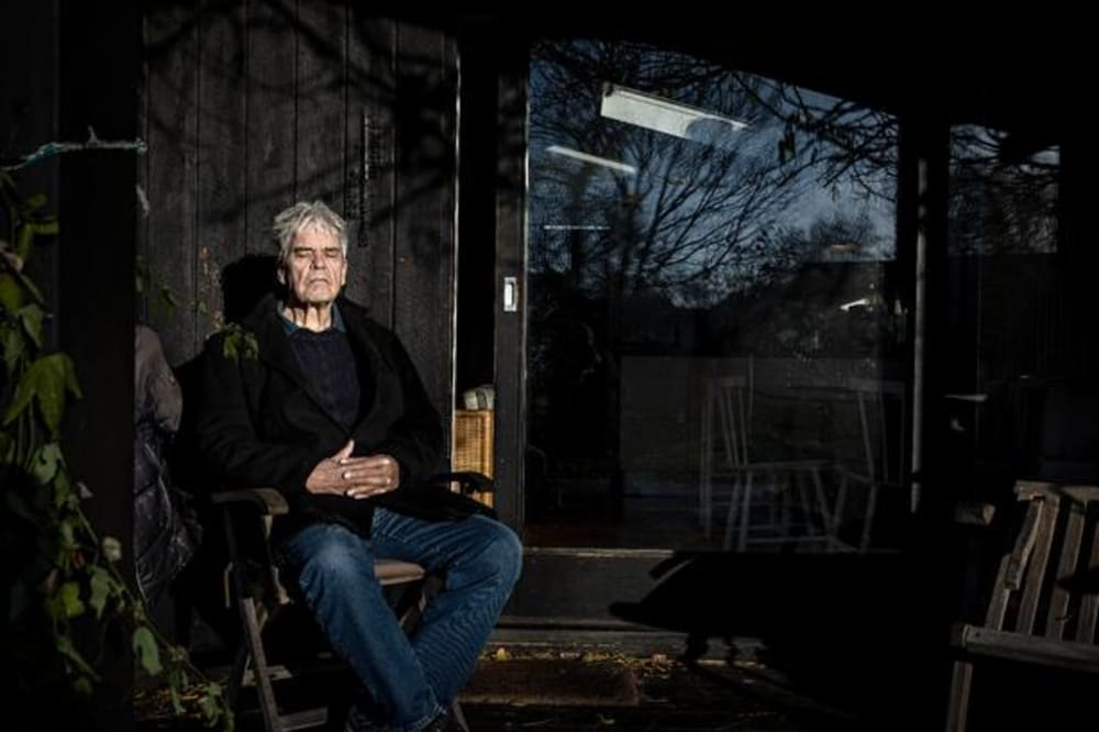 Ib Michael opholder sig meget af tiden i sommerhuset i Kikhavn tæt ved havet.Foto: Martin Lehmann