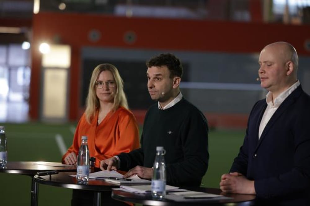 Trivselskommissionens formand, Rasmus Meyer, fremlægger anbefalingerne på et pressemøde i Hafnia Hallen i Valby, mens kulturminister Jakob Engel-Schmidt og økonomiminister Stephanie Lose lytter.Foto: Finn Frandsen