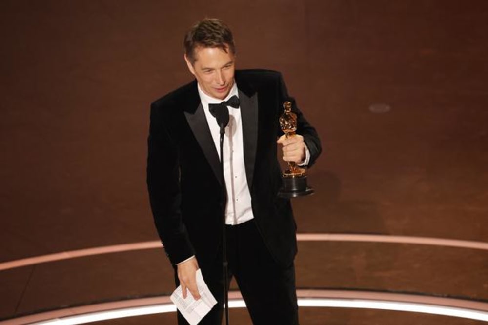 Sean Baker måtte på scenen fire gange for at modtage en Oscar for 'Anora'. Han vandt både for Bedste instruktør, Bedste originale manuskript, Bedste klipning og hovedprisen Bedste film..Foto: Carlos Barria/Ritzau Scanpix