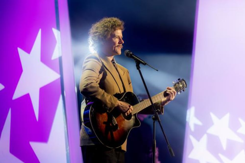 Anders Matthesen er Mr. Melodi Grand Prix himself, Tommy Seebach i filmen, der sætter ind der, hvor tingene begynder at skride og hans stjerne i offentligheden begynder at falme.Foto: Andreas Bastiansen/SF Studios
