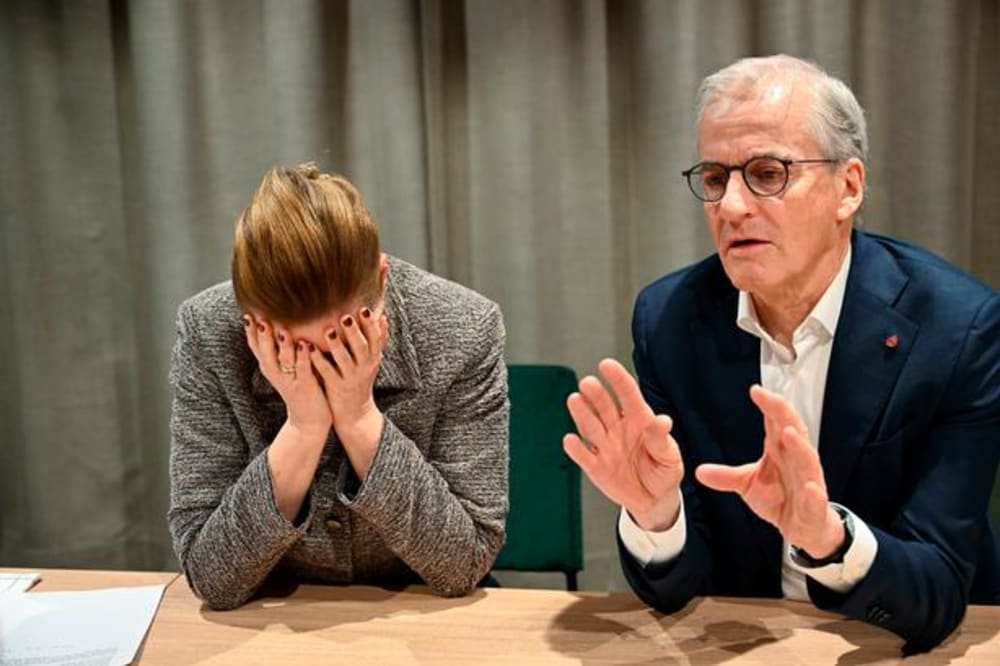 Fotografiet af Mette Frederiksen med hænderne for ansigtet viser en helt ny virkelighed. For hvad lavede hun i Oslo?