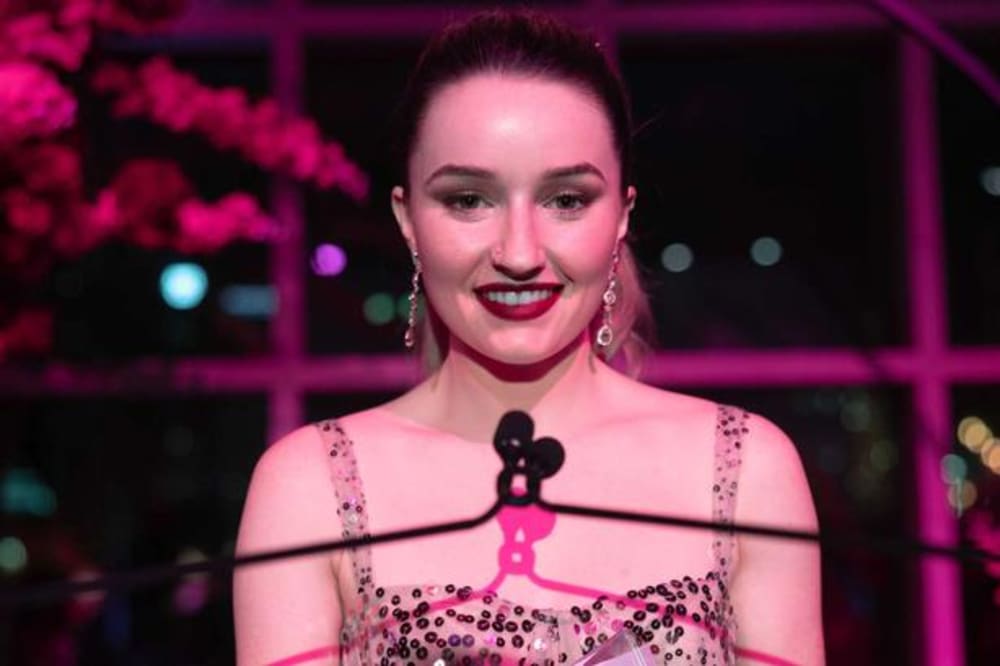 Kaitlyn Dever spiller svindleren Belle Gibson i serien 'Apple Cider Vinegar', der bygger på en sand historie.