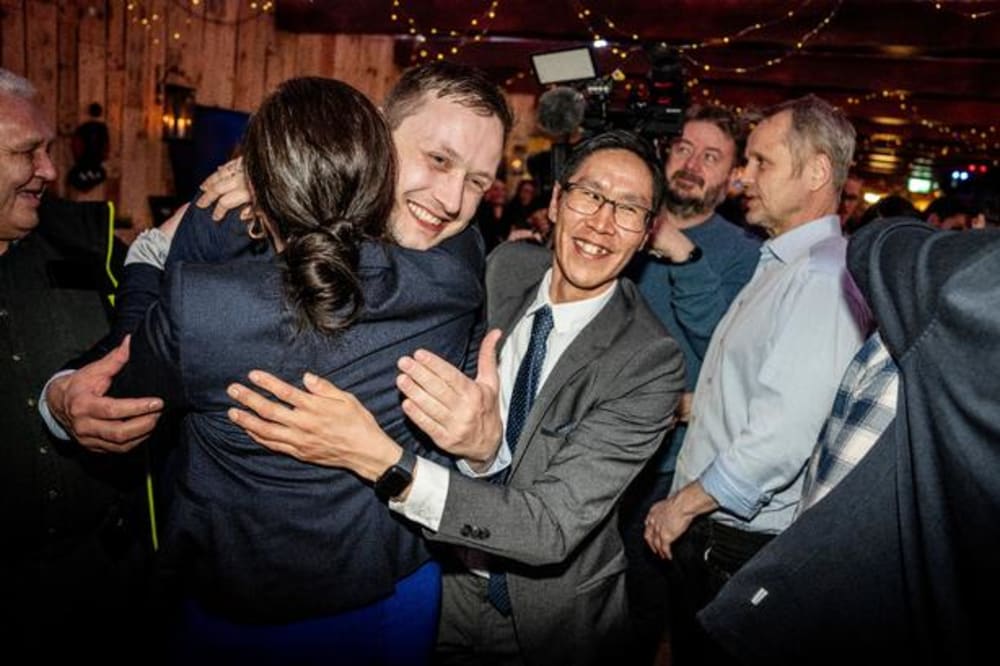 Formanden for Demokraatit, Jens-Frederik Nielsen, får sig en krammer under valgfesten på Café Killut i Nuuk.Foto: Mads Claus Rasmussen/Ritzau Scanpix